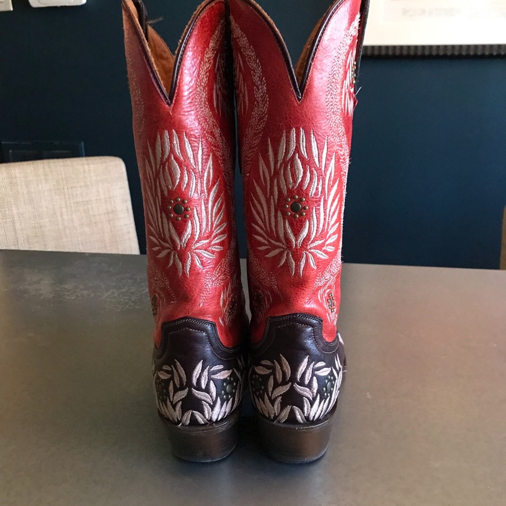 Lucchese Western Boots with embroidery.